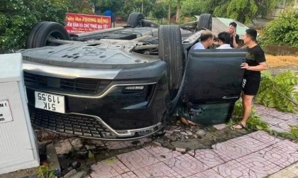 Ảnh TNGT: KIA Carnival lật ngửa sau cú cất cánh hạ gục gốc cây